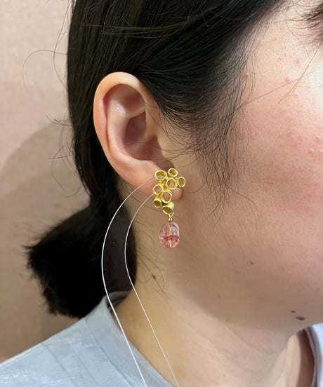 【耳飾り展 期間限定商品】satela チューブ×ピンククラッククリスタルのピアスorイヤリング mks-26-44