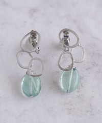 【耳飾り展 期間限定商品】satela 雨粒×フローライトのピアスorイヤリング mks-26-35