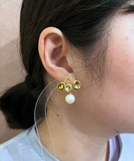 【耳飾り展 期間限定商品】satela 大きい水草×淡水パールのピアスorイヤリング mks-26-40