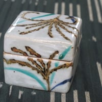 徳利　坂本俊人　伊賀　西山窯　陶器製小瓶　徳利　箱入り　青釉薬 痴陶人（伊万里陶苑）茄子絵陶箱（小） | 肥前陶磁ギャラリー妻傳