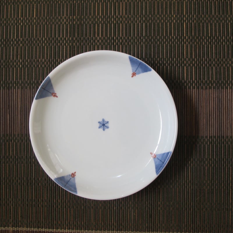 有田焼・しん窯（青花）・匠シリーズ・菱松紋5.6寸皿 | 肥前陶磁