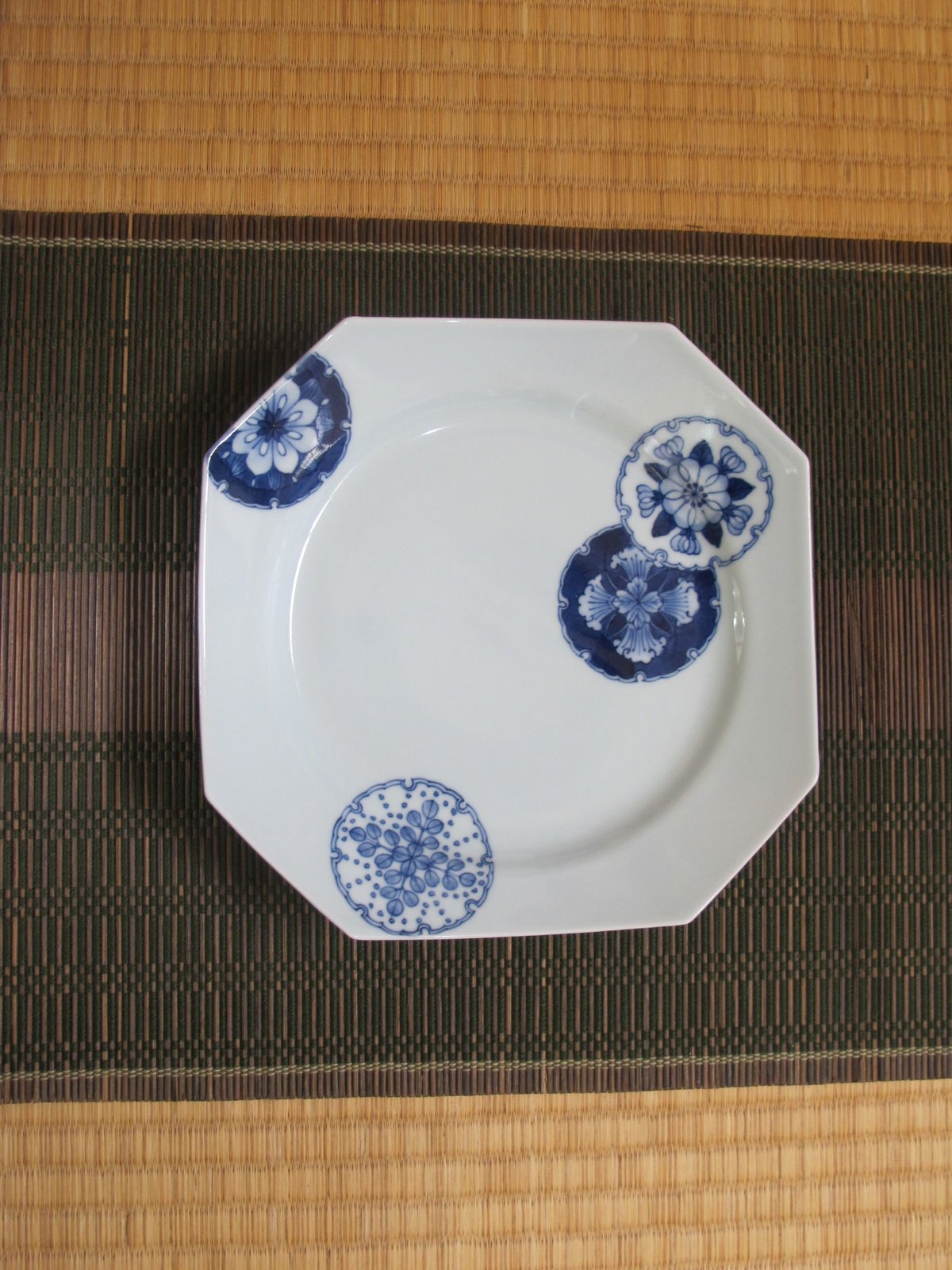 有田焼・しん窯（青花）・匠シリーズ・雪輪紋隅切皿 | 肥前陶磁