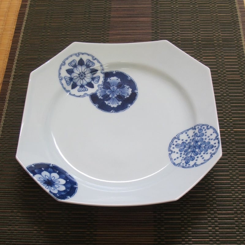 有田焼・しん窯（青花）・匠シリーズ・雪輪紋隅切皿 | 肥前陶磁