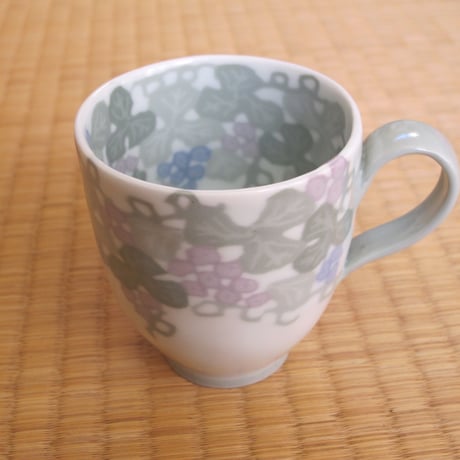 彩磁練上　草場勇次作 艸窯 有田焼　ぐい呑 Amazon.co.jp: 彩磁練上 草場勇次作 艸窯 有田焼 ぐい呑 CU