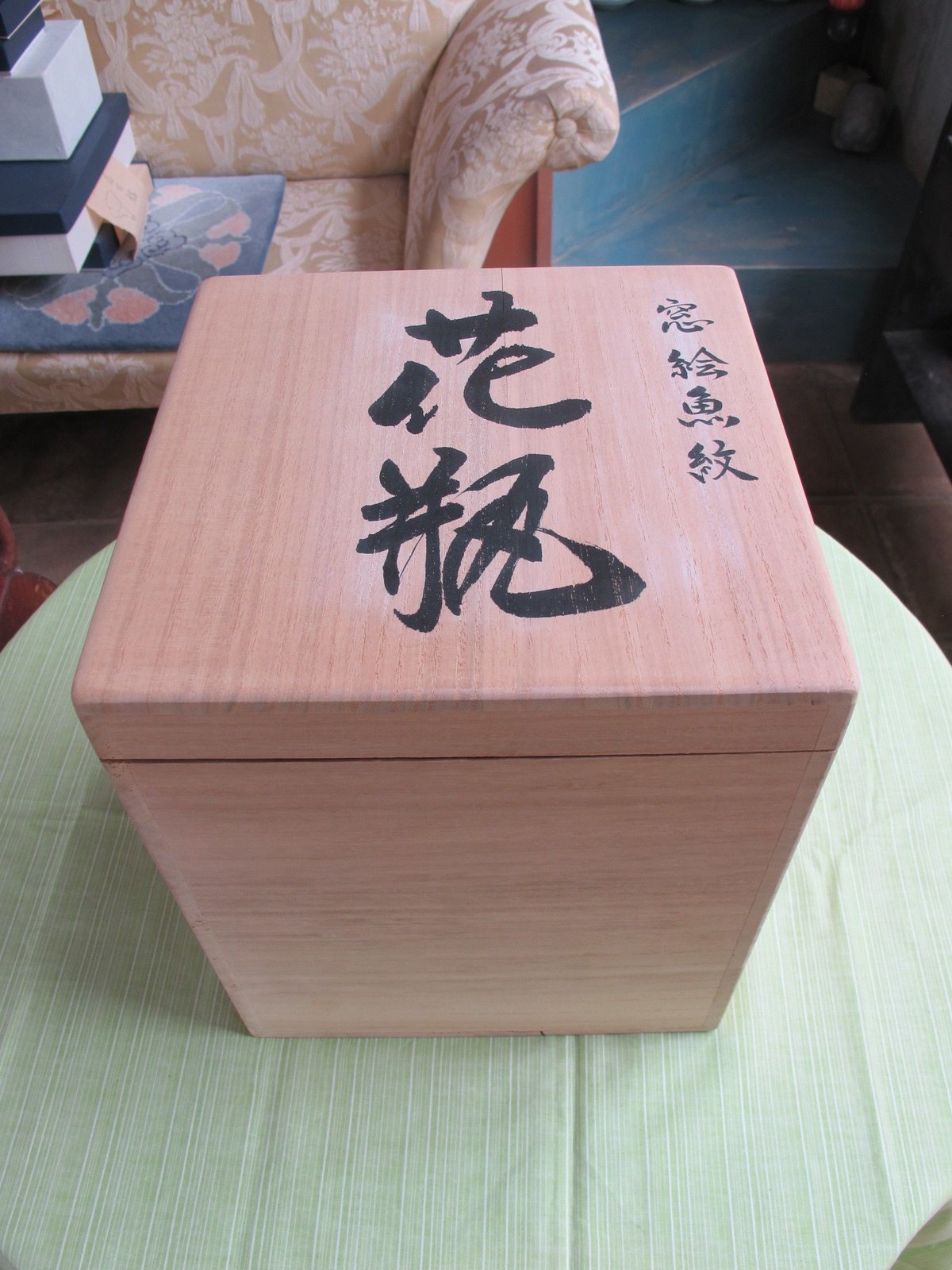 名品　古伊万里　蓋付窓絵花草文壺　状態良し　高さ約33㎝　気品漂う　収集家放出品 名品 古伊万里 蓋付窓絵花草文壺 状態良し 高さ約33㎝ 気品漂う