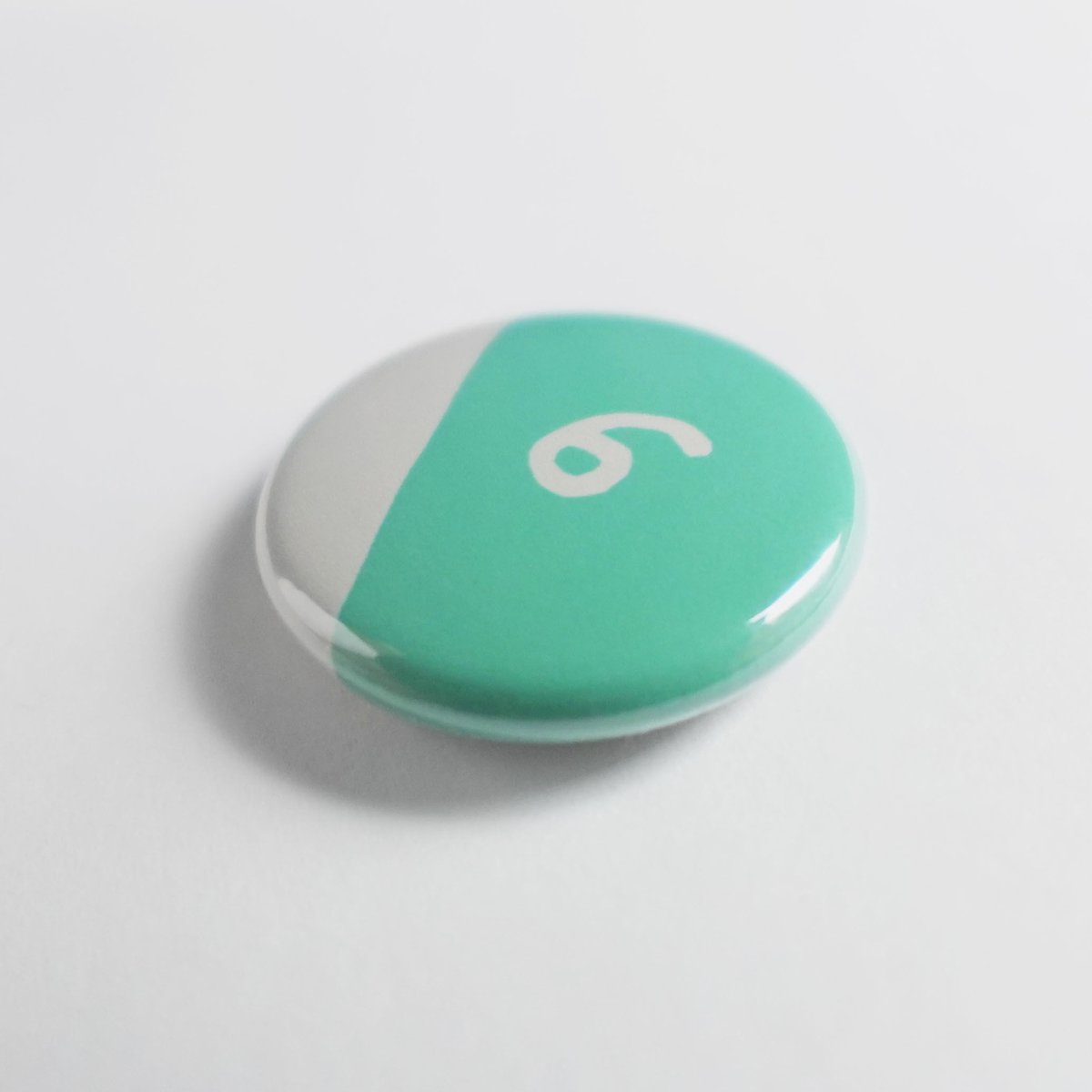 ぐるりん 缶バッジ 数字【6】 ナイルブルー 直径25mm | ぐるりん雑貨店