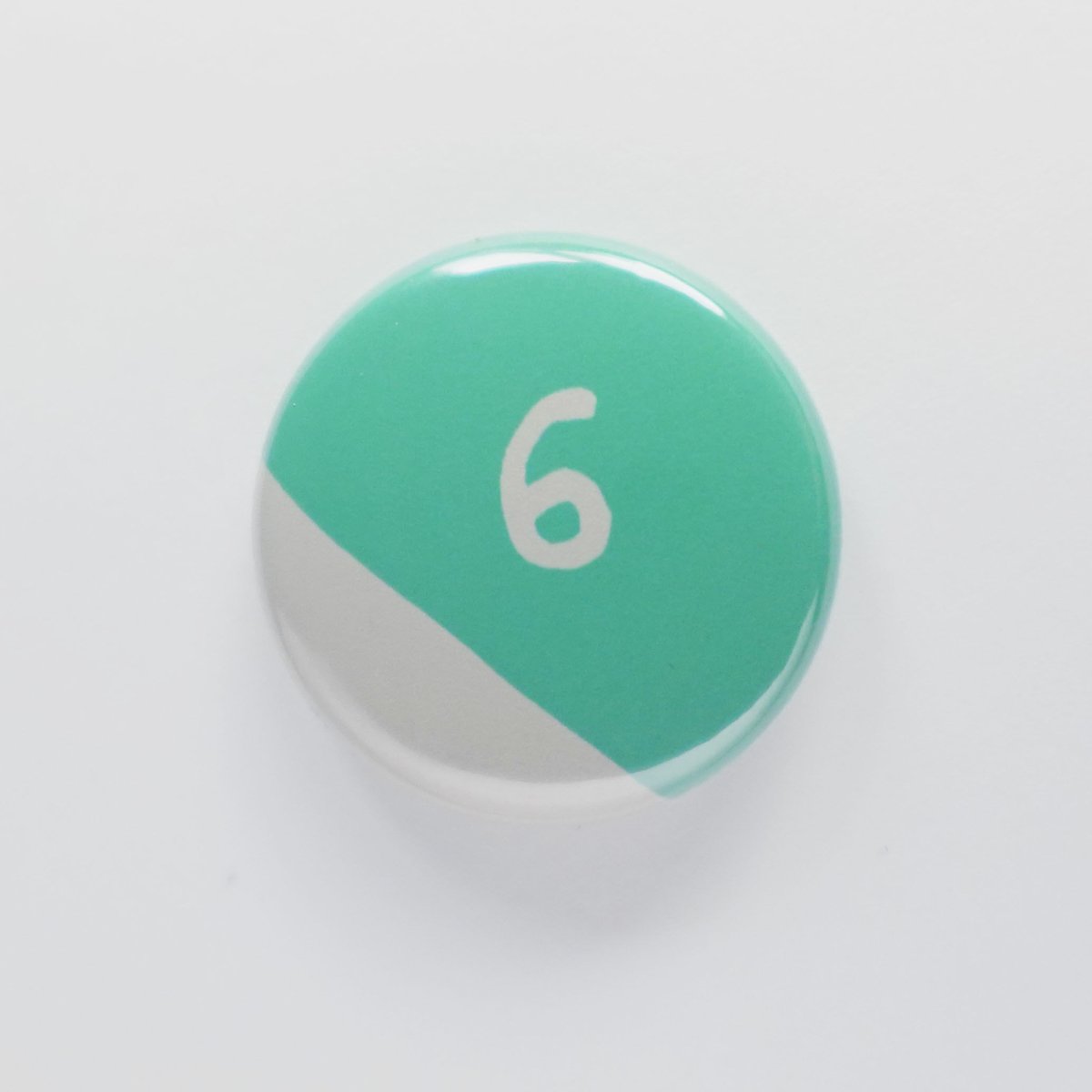 ぐるりん 缶バッジ 数字【6】 ナイルブルー 直径25mm | ぐるりん雑貨店