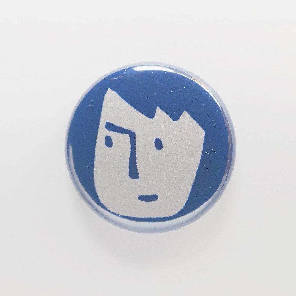 ぐるりん 缶バッジ 顔【せな】 コン 直径25mm | ぐるりん雑貨店
