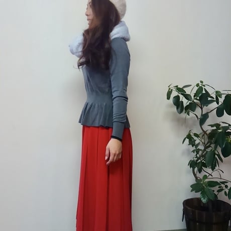 モード系赤いプリーツロングスカート風パンツ。