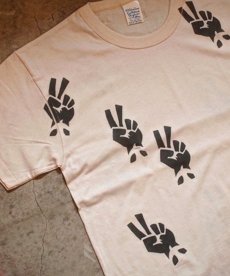 "S.O.S. from Texas"×"CONTINUUM"[Peace Fingers] Short Sleeve Crew Tee