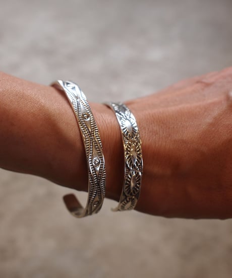 "NAVAJO"Stamp Work Silver Bangle