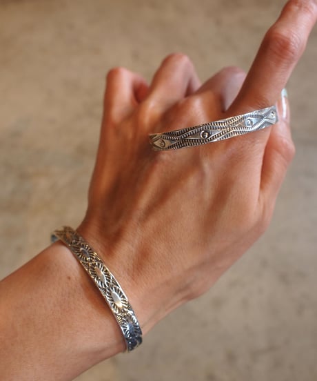 "NAVAJO"Stamp Work Silver Bangle