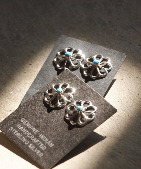 "NAVAJO"Turquoise Silver Flower Motif Pierce