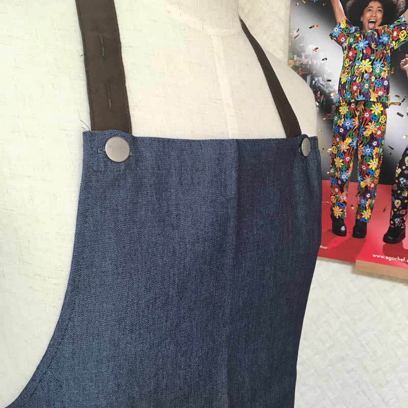 イタリア製】胸付きシェフエプロン・ロック ジーンズブラウン（首紐