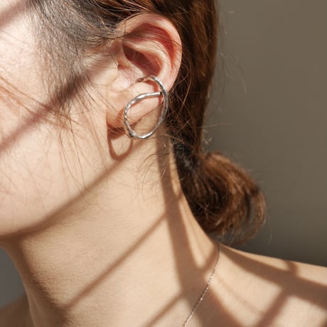 Twist ear cuff