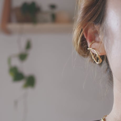 Twist ear cuff