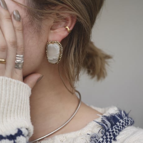 Moon stone dot bezel earrings