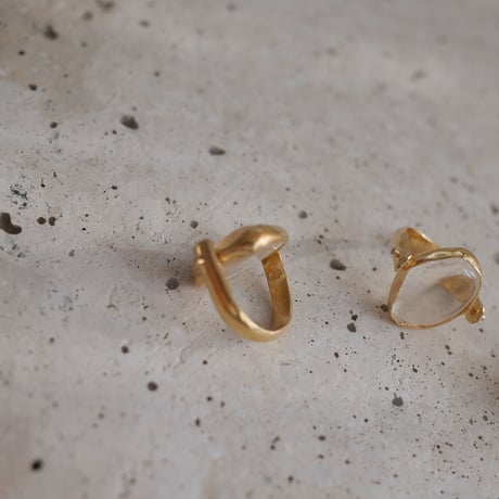 Crystal quartz revolving ring