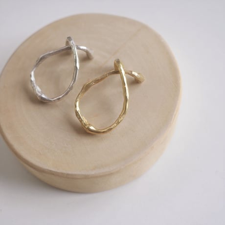 Twist ear cuff