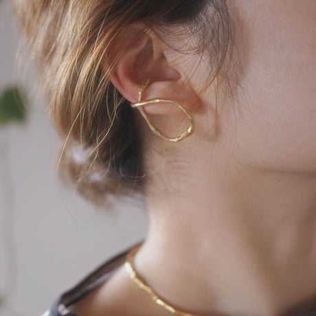 Twist ear cuff