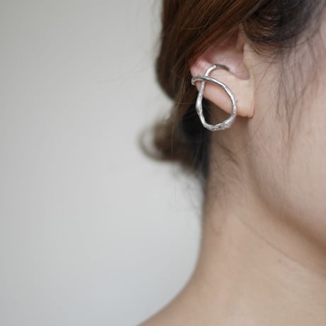 Twist ear cuff