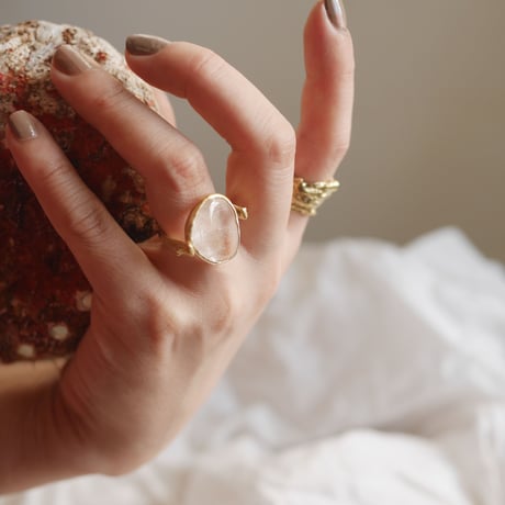 Crystal quartz revolving ring