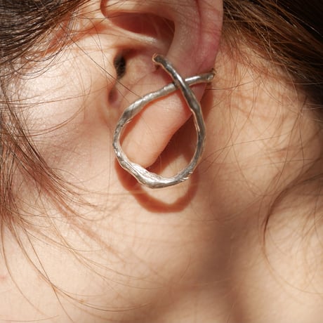Twist ear cuff