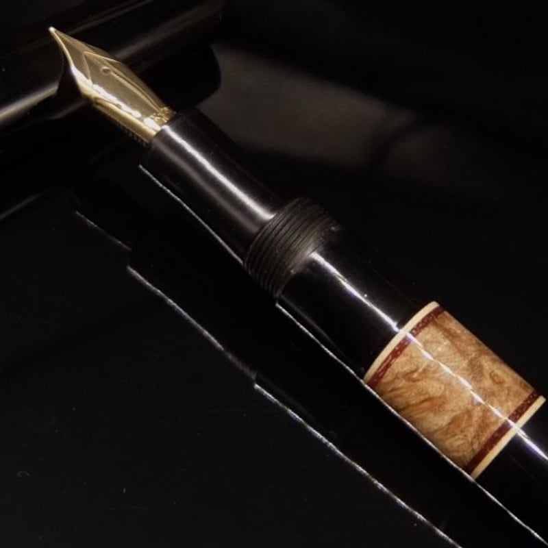 綴り屋　万年筆　漆黒の森 漆黒の森（メープル瘤）万年筆 | 綴り屋