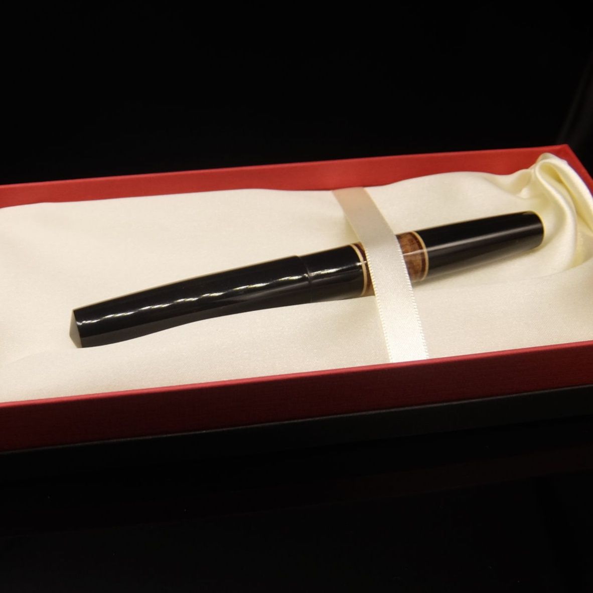 綴り屋　万年筆　漆黒の森 漆黒の森（メープル瘤）万年筆 | 綴り屋