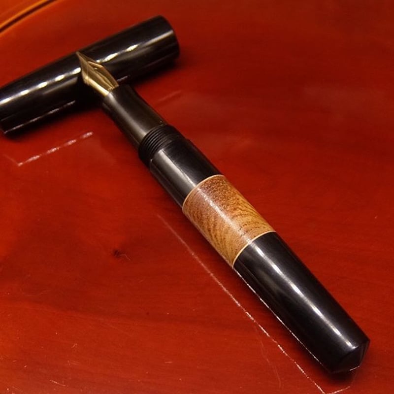 綴り屋 万年筆 漆黒の森 漆黒の森（欅・如鱗杢）万年筆 | 綴り