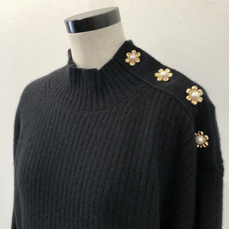 新品 MUVEIL(ミュベール) フラワーリブボタンプルオーバー MUVEIL フラワーボタン リブ プルオーバー