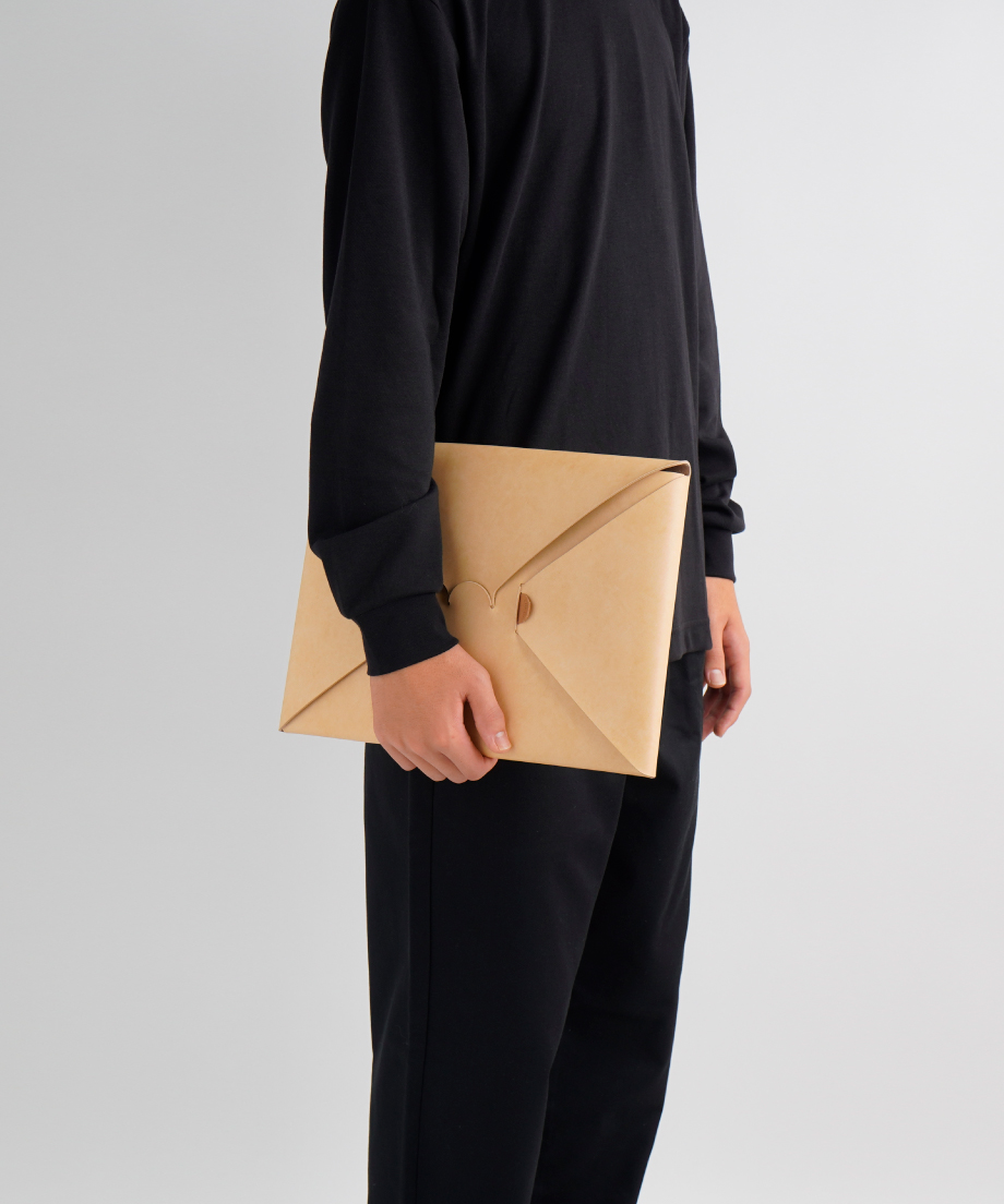 SEAMLESS CLUTCH BAG-M ( BLACK / NUDE ) | i ro s SEAMLESS CLUTCH BAG-M ( BLACK / NUDE ) | i ro s