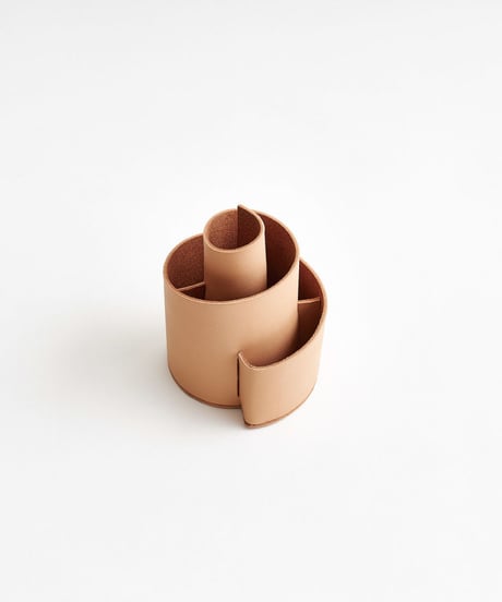 SPIRAL PEN STAND  (NUDE / BLACK)