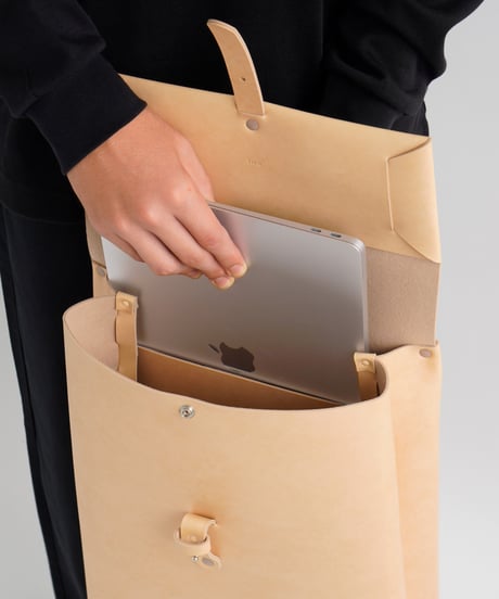 SEAMLESS BACKPACK ( NUDE / BLACK )