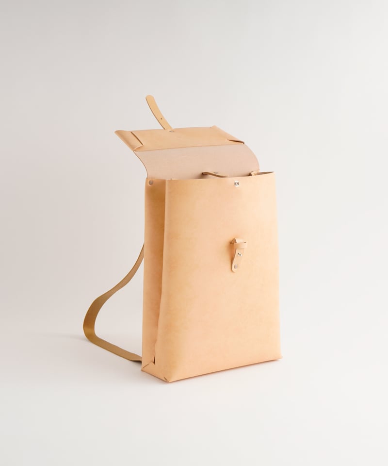 SEAMLESS BACKPACK ( NUDE / BLACK ) | i ro se O