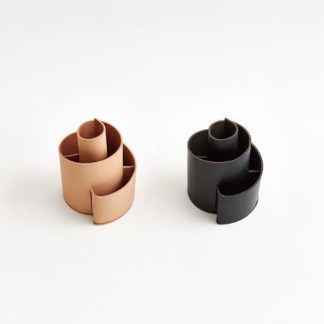 SPIRAL PEN STAND  (NUDE / BLACK)