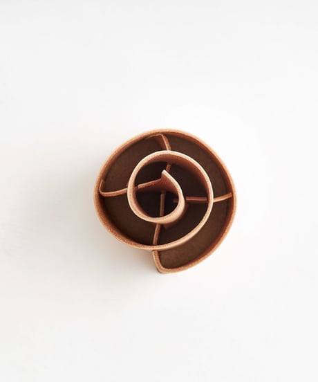 SPIRAL PEN STAND  (NUDE / BLACK)