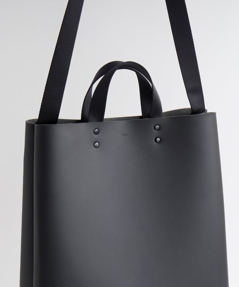 SEAMLESS TOTE BAG - L ( NUDE / BLACK ) | i ro s SEAMLESS TOTE BAG - L ( NUDE / BLACK ) | i ro s
