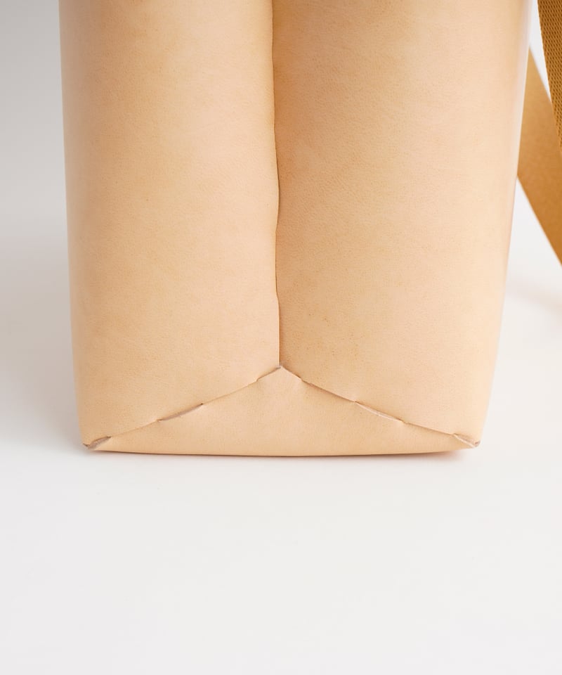 SEAMLESS TOTE BAG - L ( NUDE / BLACK ) | i ro s