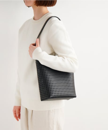 "KAGO" SHOULDER TOTE - M ( NUDE / BLACK )