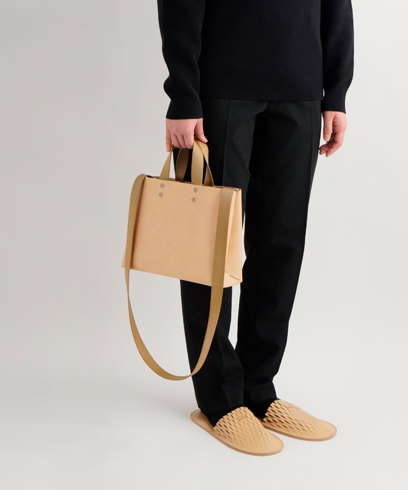 SEAMLESS TOTE BAG - S ( NUDE / BLACK ) | i ro s