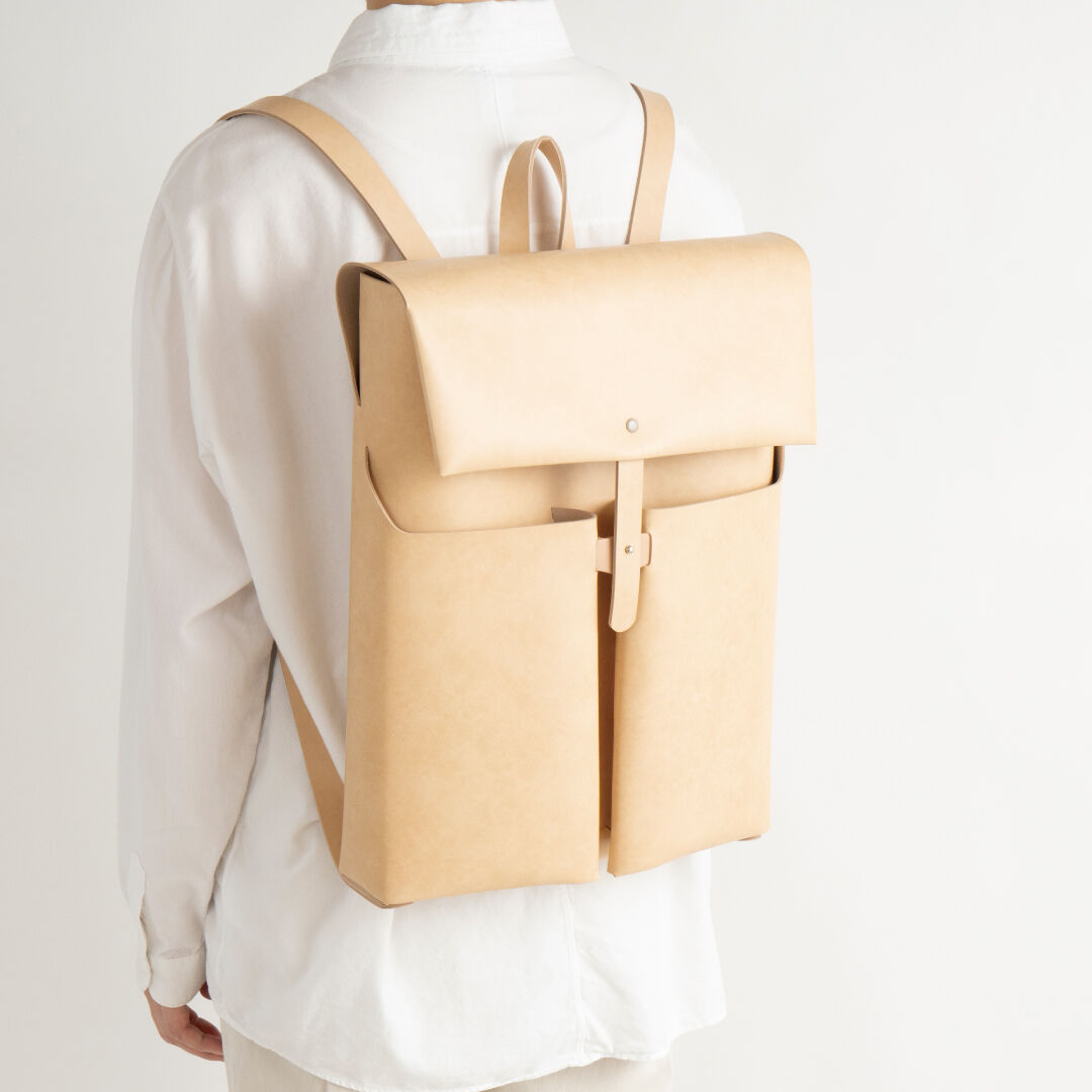 SEAMLESS RUCKSACK ( NUDE / BLACK ) | i ro se O