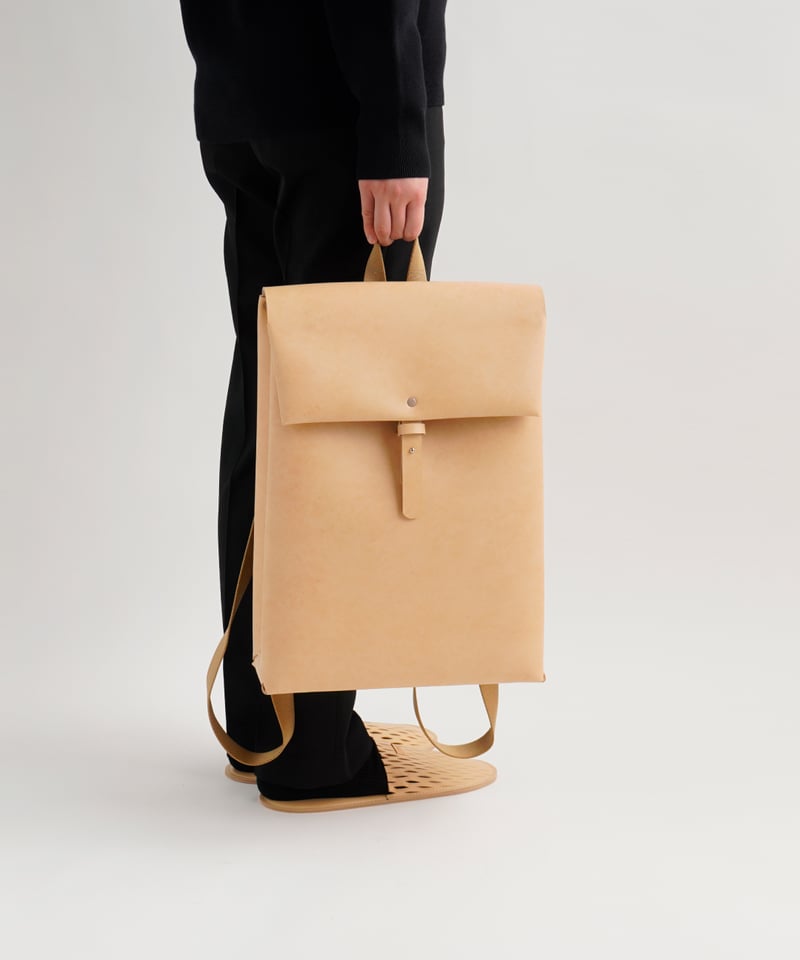 SEAMLESS BACKPACK ( NUDE / BLACK ) | i ro se O