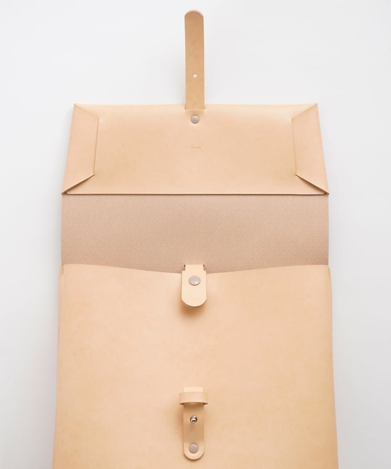 SEAMLESS BACKPACK ( NUDE / BLACK ) | i ro se O