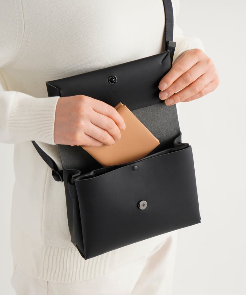 SEAMLESS MINI SHOULDER ( NUDE / BLACK ) | i ro