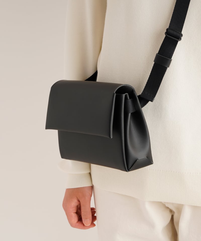 SEAMLESS MINI SHOULDER ( NUDE / BLACK ) | i ro