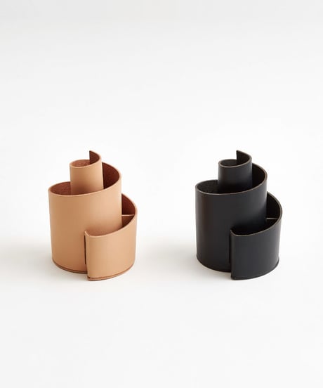 SPIRAL PEN STAND  (NUDE / BLACK)