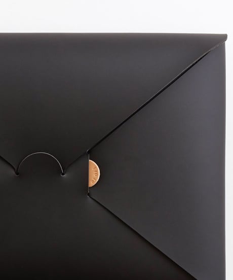 SEAMLESS CLUTCH BAG-M ( BLACK / NUDE )