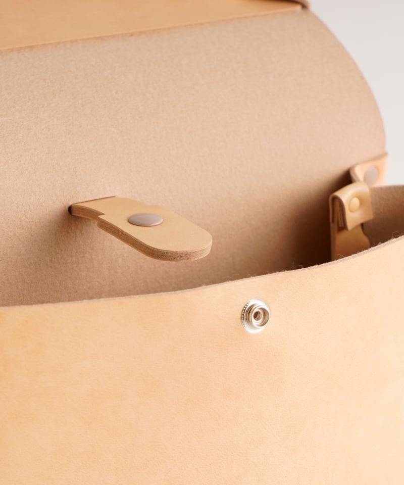 SEAMLESS BACKPACK ( NUDE / BLACK ) | i ro se O