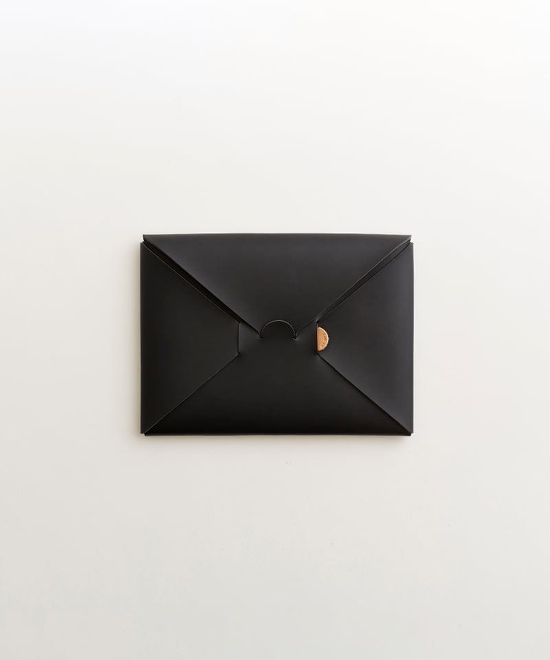 SEAMLESS CLUTCH BAG-S ( BLACK / NUDE ) | i ro s